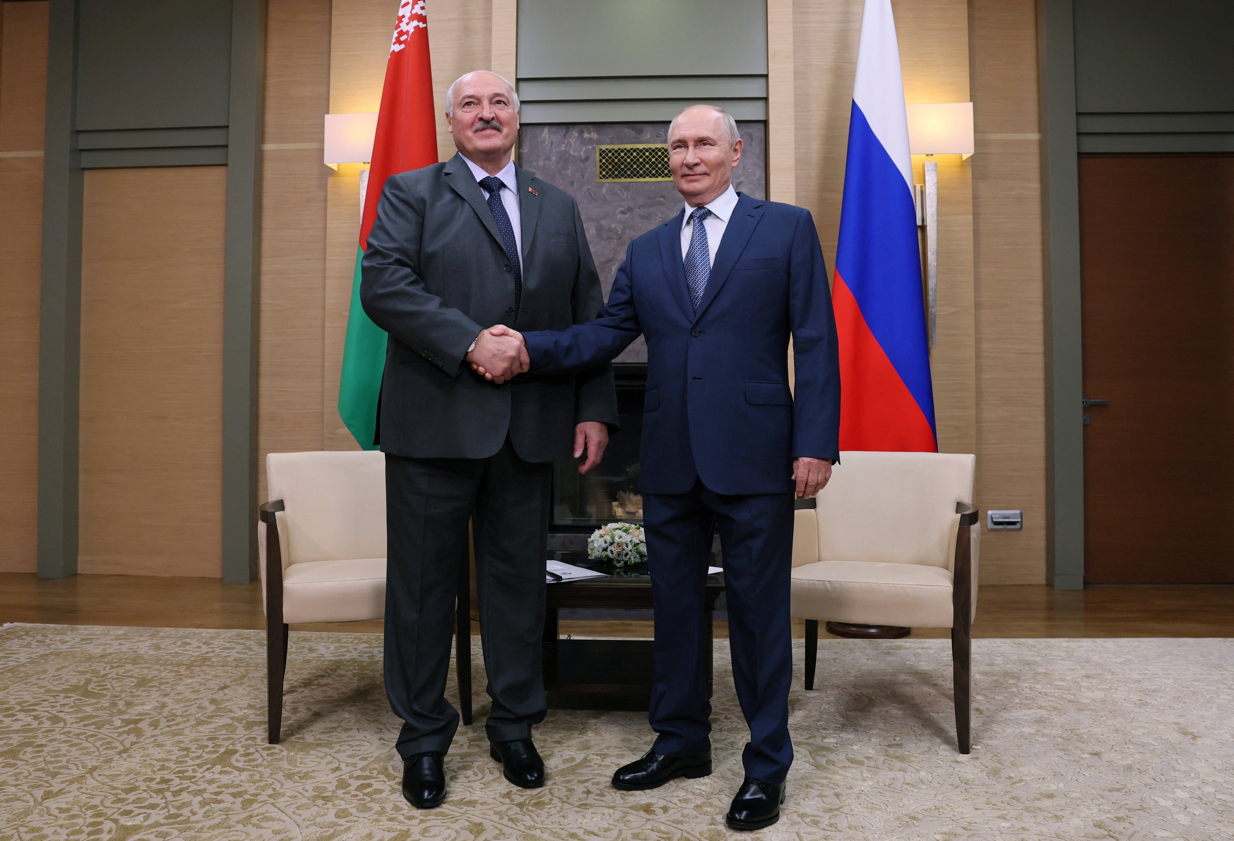 Este encuentro entre Putin y Lukashenko tuvo lugar poco después de las visitas del jefe de la diplomacia del Vaticano, Paul Richard Gallagher, y del director de la CIA, John Ratcliffe (REUTERS/Anastasia Barashkova)