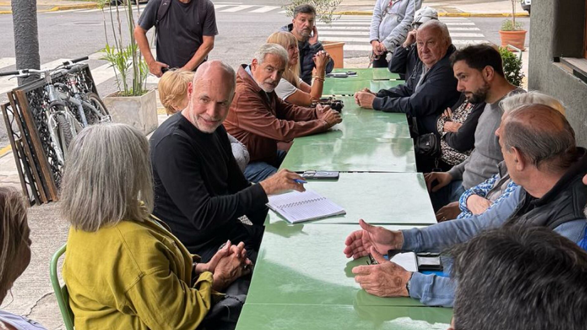 El ex jefe de Gobierno en un encuentro con vecinos