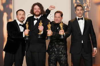 De izquierda a derecha, Gints Zilbalodis, Matiss Kaza, Ron Dyens y Gregory Zalcman, ganadores del premio a la mejor película de animación por "Flow", posan en la sala de prensa de los Oscar el domingo 2 de marzo de 2025 en el Dolby Theatre de Los Ángeles. (Foto Jordan Strauss/Invision/AP)
