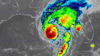 Mapa satelital en infrarrojo con una tormenta en espiral de color rojo, amarillo y verde sobre el golfo de México y la costa contigua