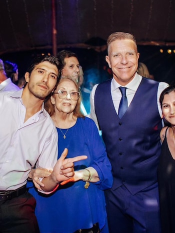 Alejandro Fantino con su hijo Nahuel y su mamá el día de su boda con Coni Mosqueira