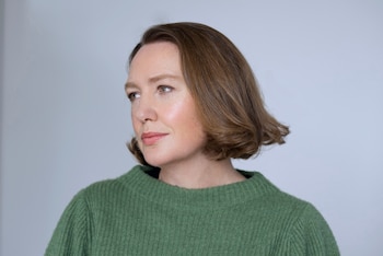 La periodista y escritora zimbabuense nacionalizada británica Paula Hawkins, autora del "thriller" más vendido de los últimos diez años, "La chica del tren", en una entrevista con Efe, considera que somos mucho más susceptibles de "llegar al extremo" de lo que pensamos, especialmente si nos han hecho sufrir. EFE/Editorial Planeta
