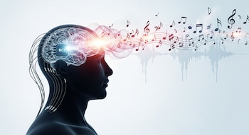 Silueta humana de perfil con un implante BCI conectado a su cerebro, del que emanan líneas que se transforman en notas musicales y ondas sonoras sobre un fondo claro.
