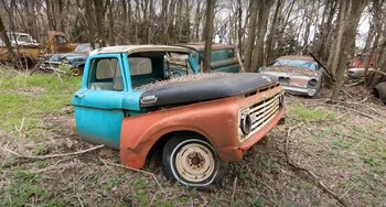 El terreno de la granja, lleno de coches antiguos, ofrece una atmósfera única de autenticidad que atrae a los amantes de los vehículos clásicos. (Instagram/@adventures_made_from_scratch)