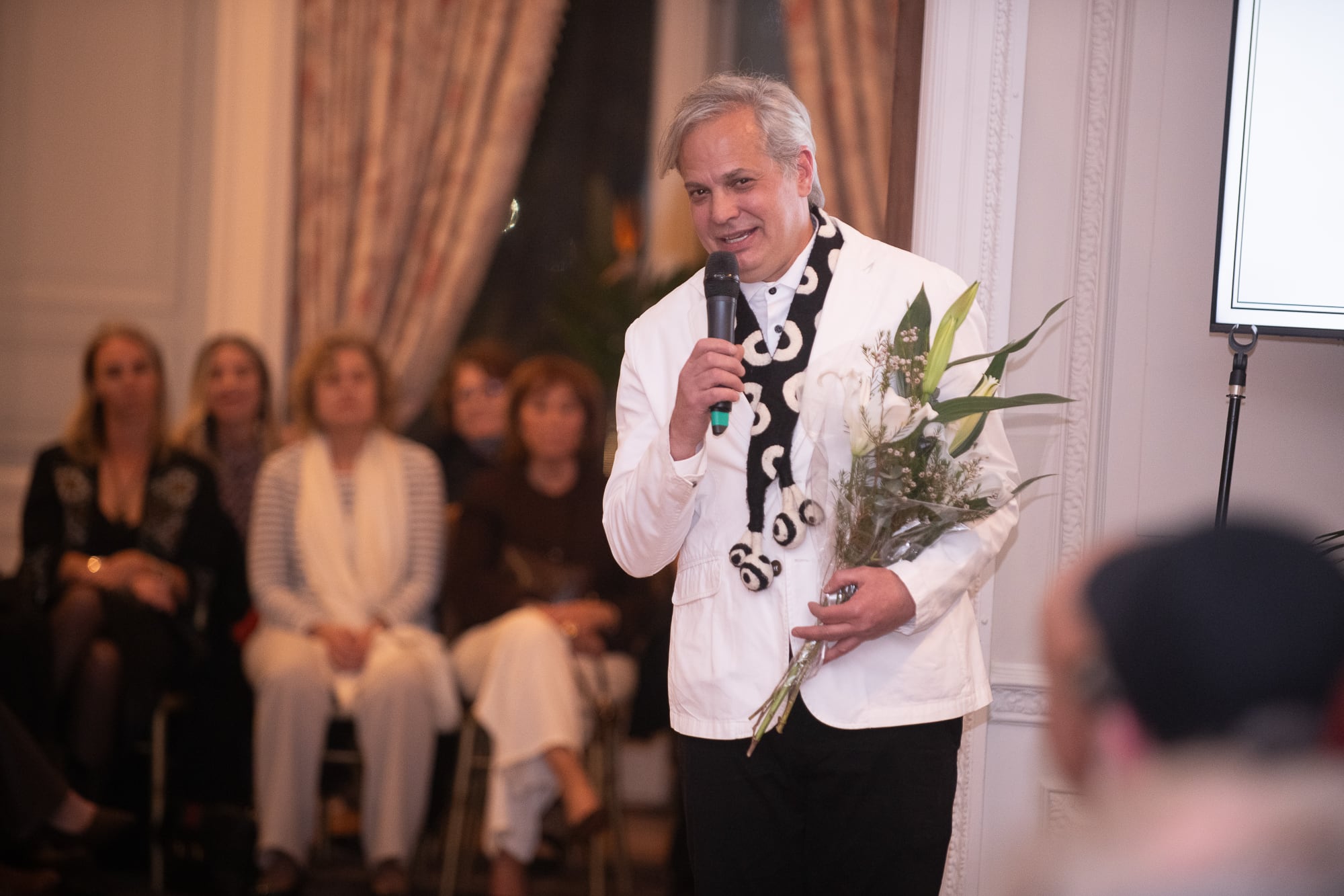 Francisco Ayala, presidente de la Cámara Argentina de la Moda, presentando su colección Jaguares con un té victoriano en la residencia de la Embajada Británica en Buenos Aires