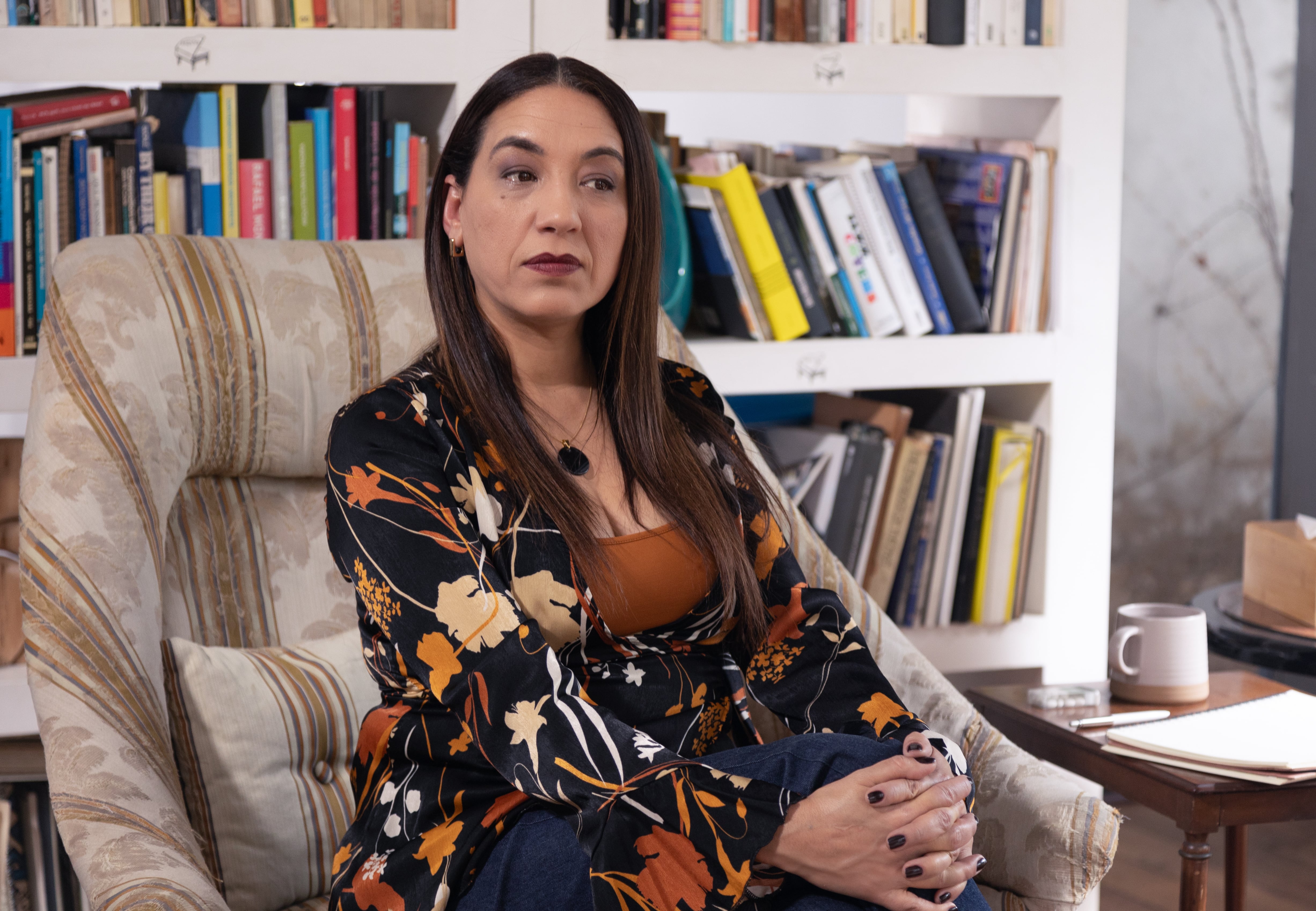 Lorena Vega como la psicóloga en 'Envidiosa', la comedia de Netflix que la instaló en conversaciones que van mucho más allá del teatro (Foto: Netflix)