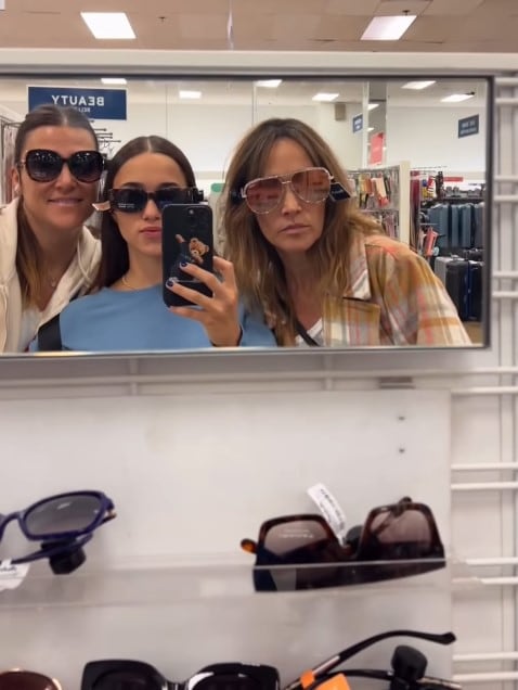 Con un carrete de imágenes divertidas Verónica Lozano compartió su intimidad familiar por el cumpleaños 17 de su hija Antonia (Instagram)