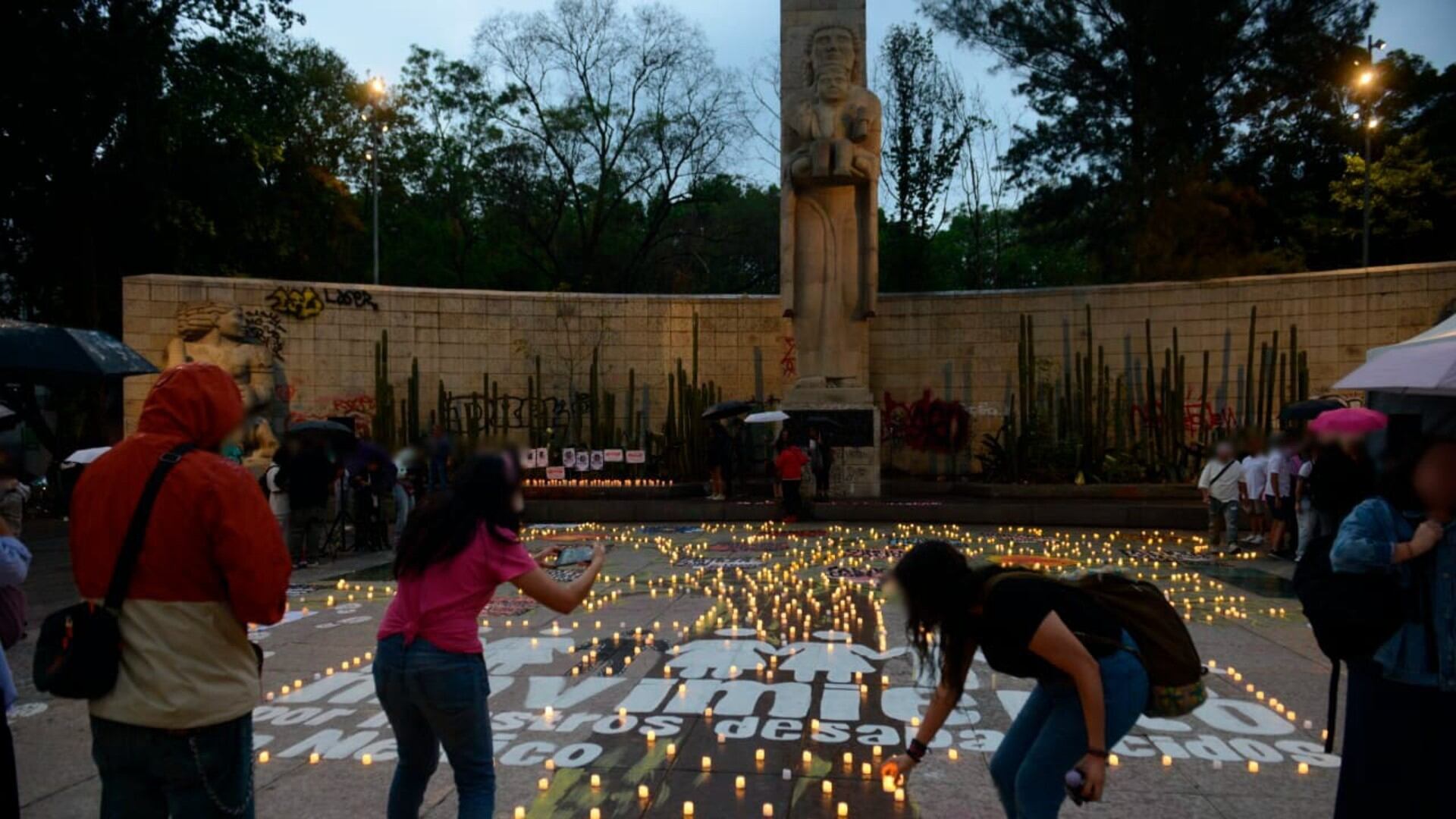 La Red TDT convocó a una velada y manifestación en el Monumento a la Revolución para exigir el cese de agresiones contra defensores de derechos humanos en México.| Foto: (X/@CDHCMX)