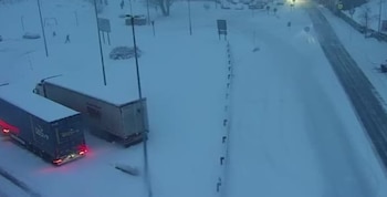 Camiones varados por el temporal.