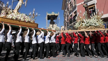 De mantillas a costaleras: las mujeres reclaman nuevos espacios en la Semana Santa