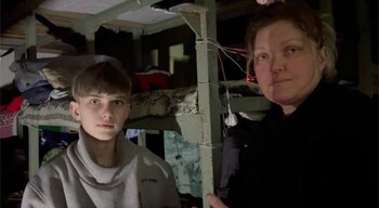 Familia refugiada en los túneles