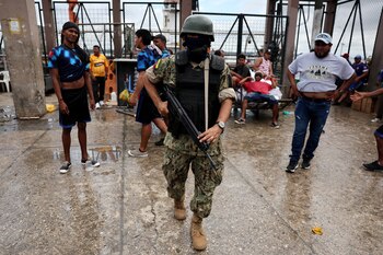 Gracias a los operativos de las Fuerzas Armadas se ha podido rescatar a tres oficiales que estaban secuestrados aunque más de 170 personas siguen rehenes en los penales (REUTERS)