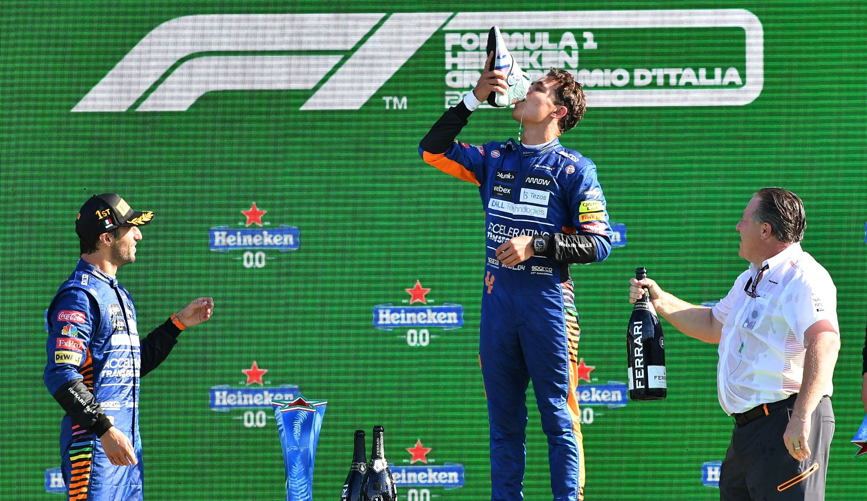 El shoey, la costumbre australiana de beber alcohol desde un zapato, se consolida como fenómeno cultural global en celebraciones y eventos(REUTERS/Jennifer Lorenzini)