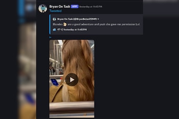 Captura de pantalla de un tuit de Bryan On Task con mensaje, emoji y un reproductor de video con la imagen de una mujer rubia de espaldas en un vagón