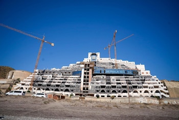 07/07/2026 Imagen del hotel El Algarrobico en Carboneras (Almería). A 7 de julio de 2026 en Carboneras, Almería (Andalucía, España). El Pleno del Ayuntamiento de Carboneras (Almería) ha aprobado este martes, en su segundo intento, el acuerdo para la revisión de oficio del expediente por el que se concedió en enero de 2003 a la promotora Azata del Sol la licencia de obras para edificar un hotel en el paraje de El Algarrobico, en pleno Parque Natural de Cabo de Gata-Níjar, lo que conllevará la anulación del permiso municipal.
POLITICA
Marian León - Europa Press