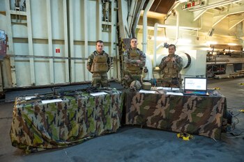 recorrida por el barco crucero portahelicópteros francés Jeanne d´Arc.