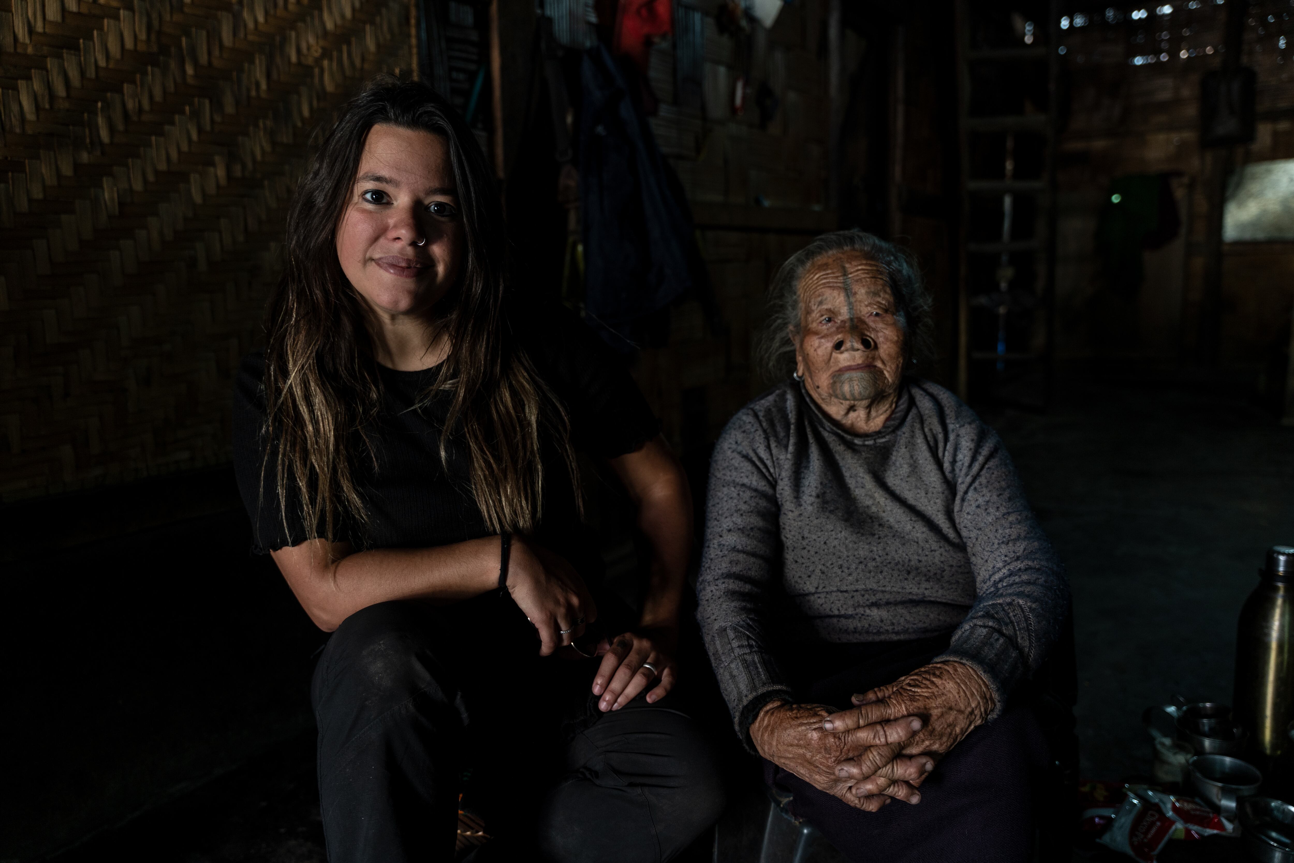 Sofía con una mujer Apatani en India