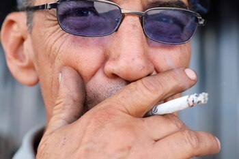 Un hombre fuma un cigarrillo
