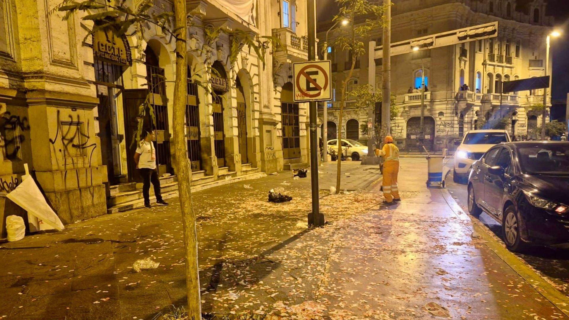 Participaron más de 20 operarios municipales, apoyados por maquinaria especializada con el objetivo de limpiar y sanitizar calles y plazas utilizadas incluso como letrinas públicas - Créditos: Municipalidad de Lima.