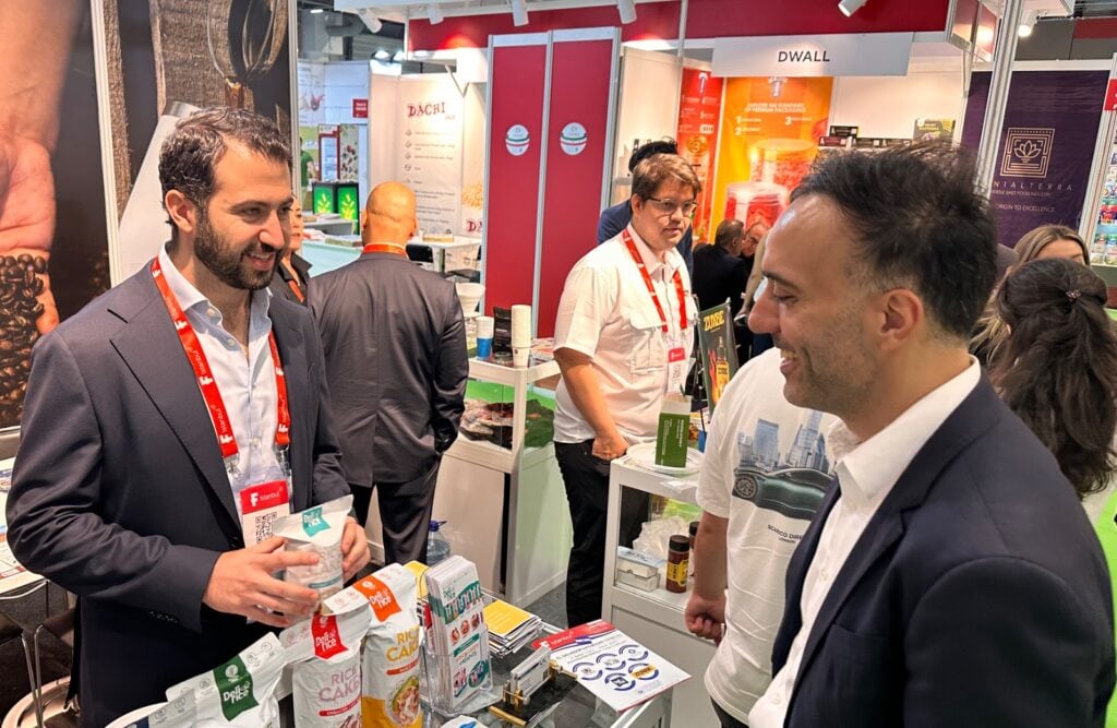Durante cuatro días, la comitiva mostró alimentos y bebidas ante visitantes de casi 100 países, mientras la embajada impulsó reuniones para ampliar ventas en la región euroasiática (Foto cortesía Ministerio de Relaciones Exteriores)