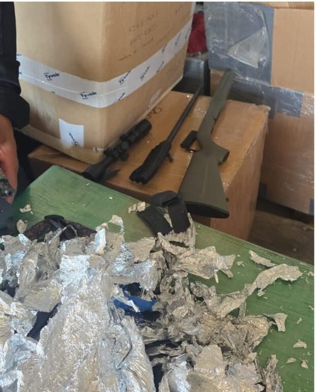 La presencia de armamento incrementa las preocupaciones sobre el contrabando en puertos clave del país. Los detalles del caso aún se mantienen bajo estricta reserva y las autoridades amplían las diligencias (Foto cortesía Ministerio de Gobernación)