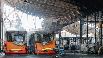 Un incendio destruye las cocheras de los autobuses urbanos de Burgos y deja seis líneas suspendidas y a la ciudad con servicios mínimos