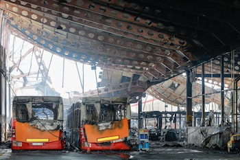 Un incendio destruye las cocheras de los autobuses urbanos de Burgos y deja seis líneas suspendidas y a la ciudad con servicios mínimos (Tomás Alonso / Europa Press)
