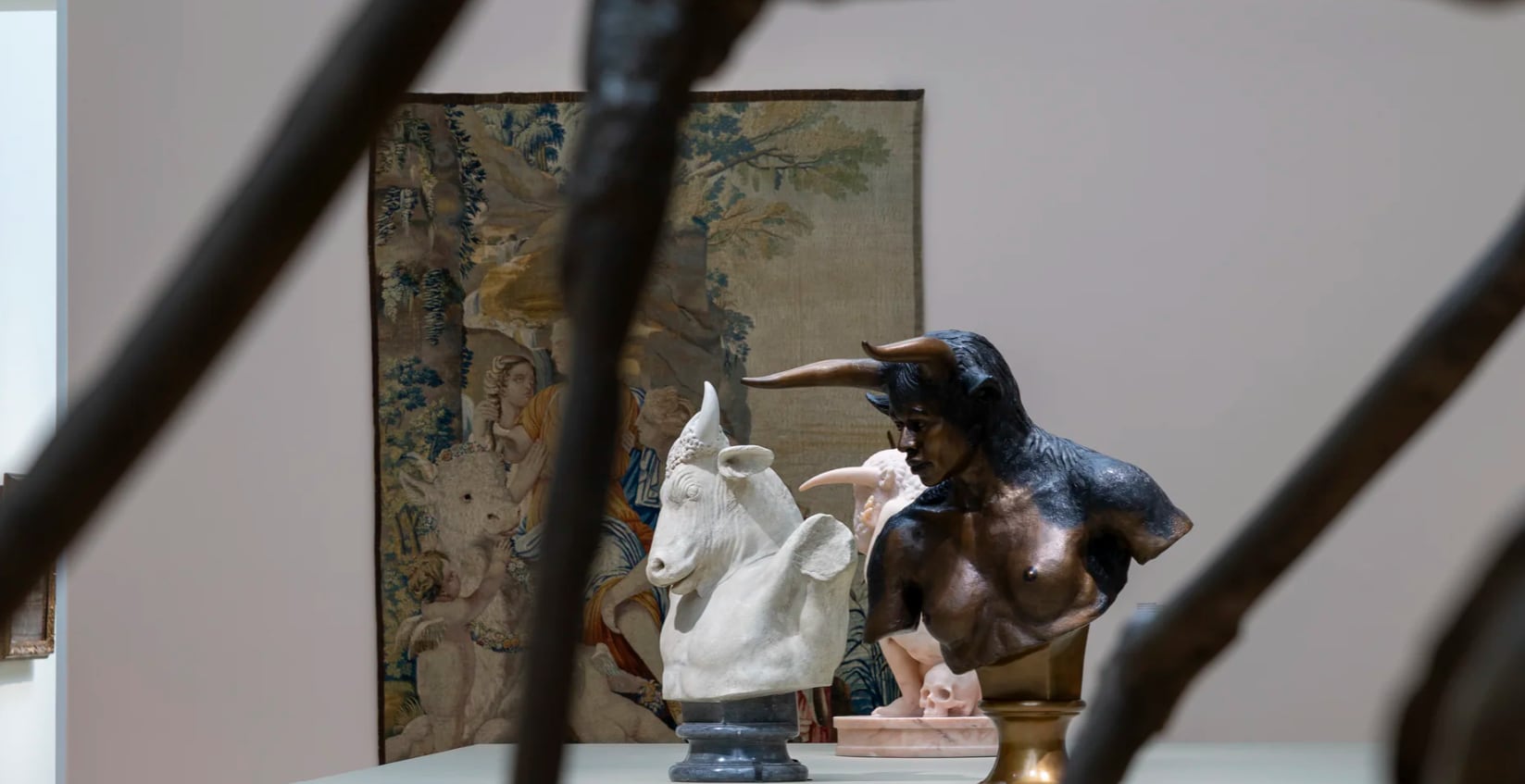 Las “Metamorfosis” de Ovidio, compuesta por 15 libros, narra la historia del mundo desde su creación hasta la muerte del emperador Julio César a través de mitos.