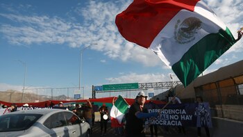 Bloquean importante paso fronterizo entre