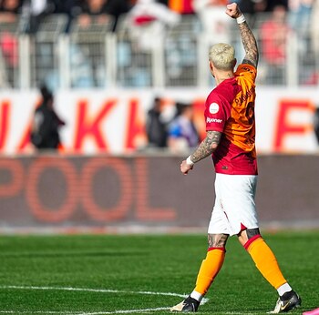 Mauro Icardi saluda a los