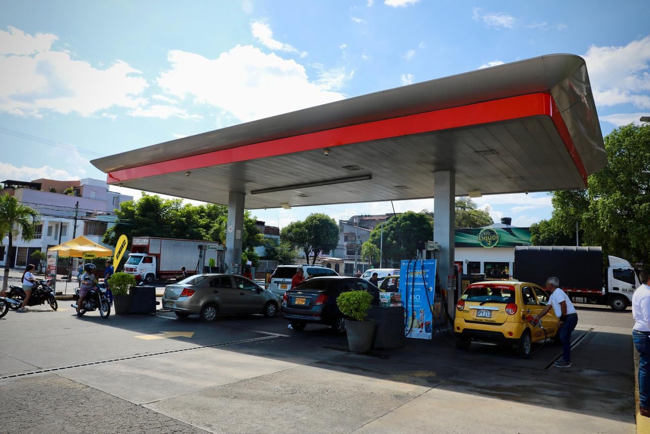 Conductores se encontraron con fuertes incrementos en el precio del gas vehicular en Colombia: esta es la razón de la subida de casi el 20%