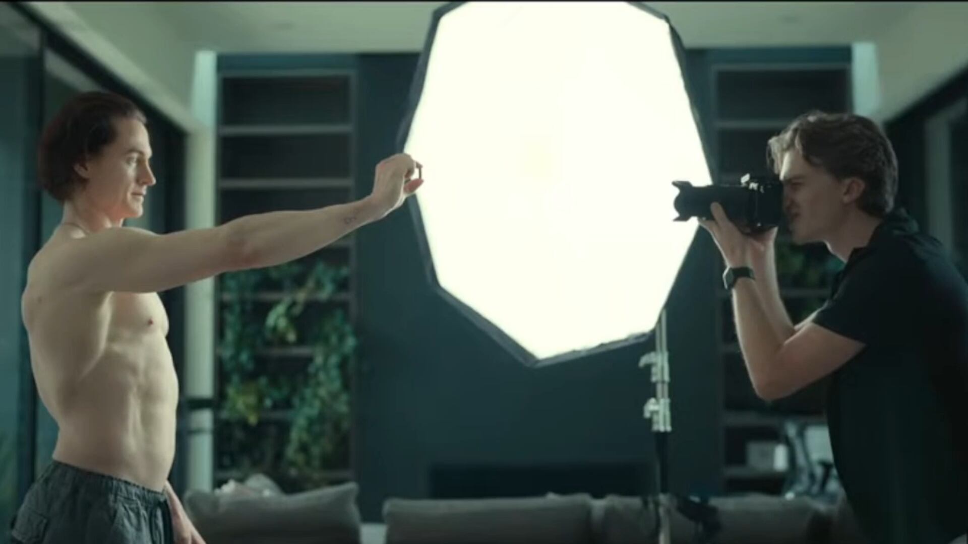 El documental explora la obsesión de Bryan Johnson por la longevidad, mostrando su rutina diaria y los debates éticos que genera su estilo de vida