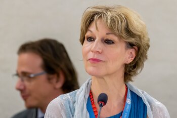 En la imagen, la secretaria