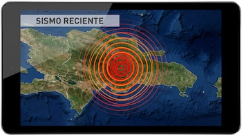 Tableta electrónica que muestra un mapa satelital con ondas concéntricas rojas y un recuadro con las palabras sismo reciente.