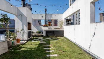 Con terraza y parrilla propia