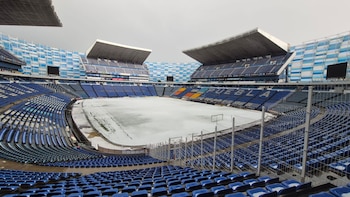 Estadio Cuauhtémoc cubierto de hielo en pleno verano: así quedó la cancha tras tormenta con granizo en Puebla