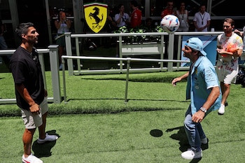 Luis Suárez y Carlos Sainz jugando a los pases de cabeza (Credit: Peter Casey-USA TODAY Sports)