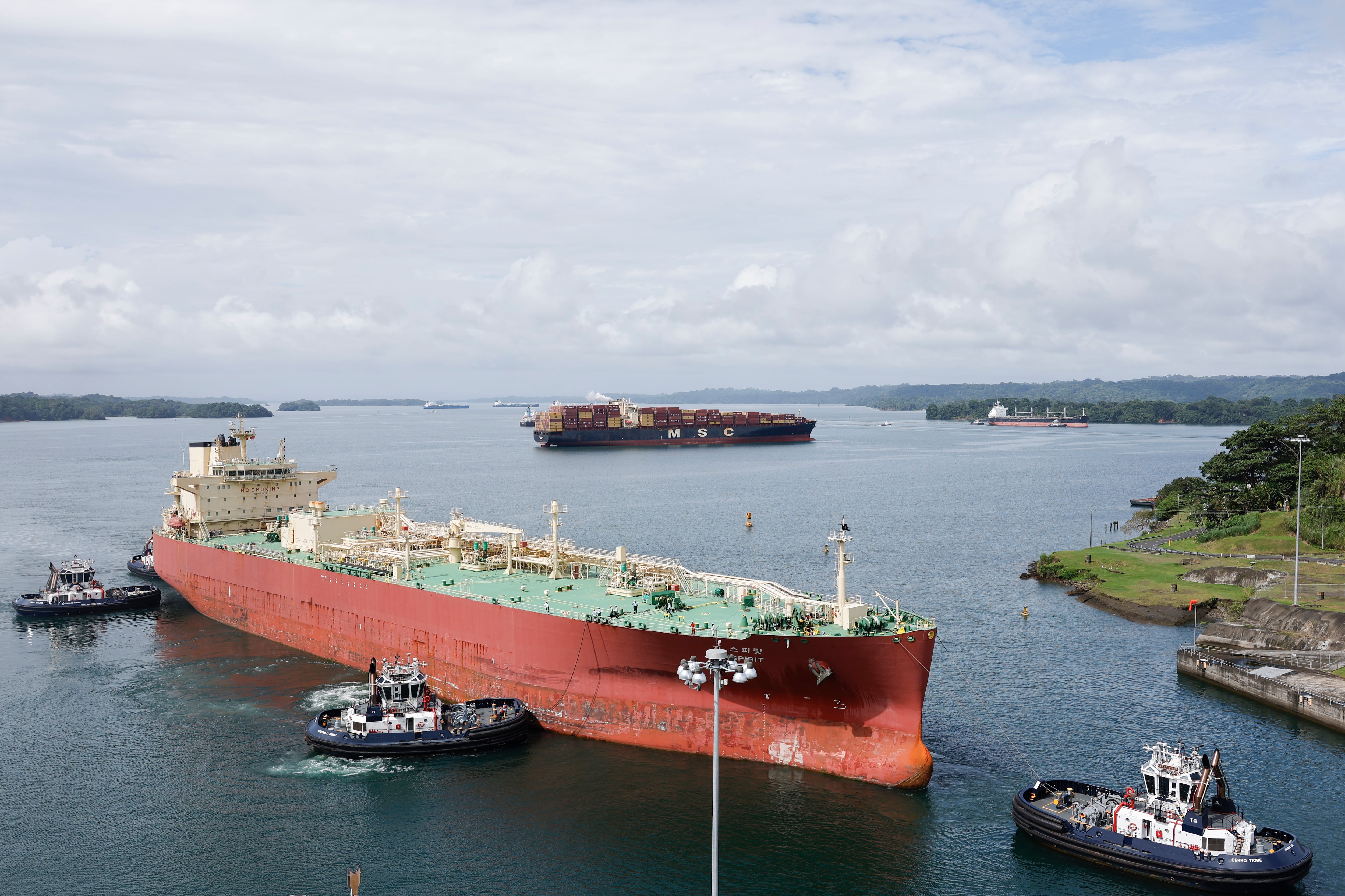 El Canal de Panamá mantendrá en 48 pies el calado máximo autorizado para los buques que utilizan las esclusas neopanamax. EFE/ Bienvenido Velasco