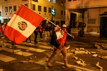 Un manifestante lleva la bandera de Perú durante una protesta exigiendo la disolución del Congreso y la celebración de elecciones democráticas en lugar de reconocer a Dina Boluarte como presidenta de Perú, tras la destitución del líder peruano Pedro Castillo, en Lima, Perú, el 11 de diciembre de 2022. REUTERS/Sebastian Castaneda
