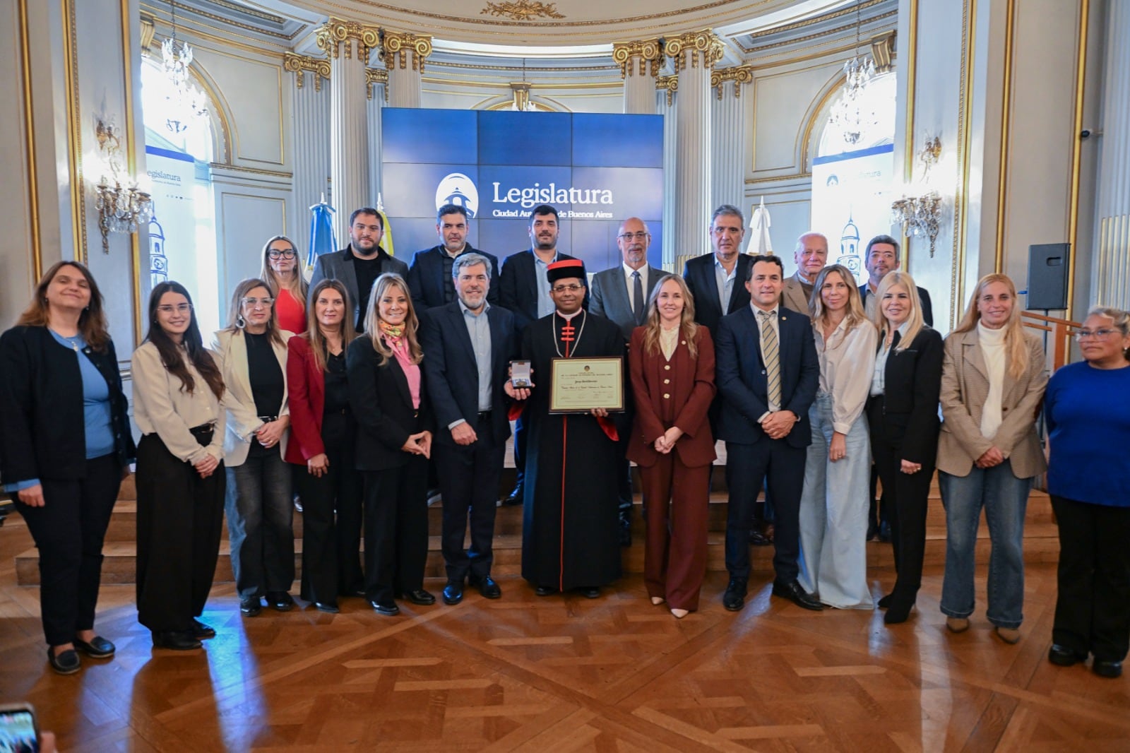 El cardenal George Jacob Koovakad, junto a todo el arco político de la Legislatura porteña
