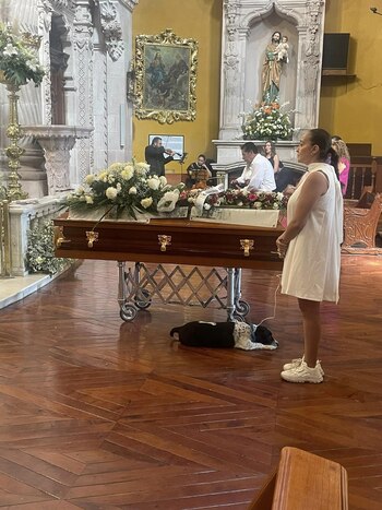 Pinto a lado del féretro