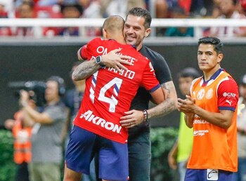 Gago y Chicharito, abrazados en