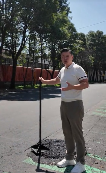 El creador de contenido aseguró que quería evitar que más motociclistas, ciclistas o peatones sufrieran un accidente en el mismo sitio. (TikTok / @hola_soy_lei)
