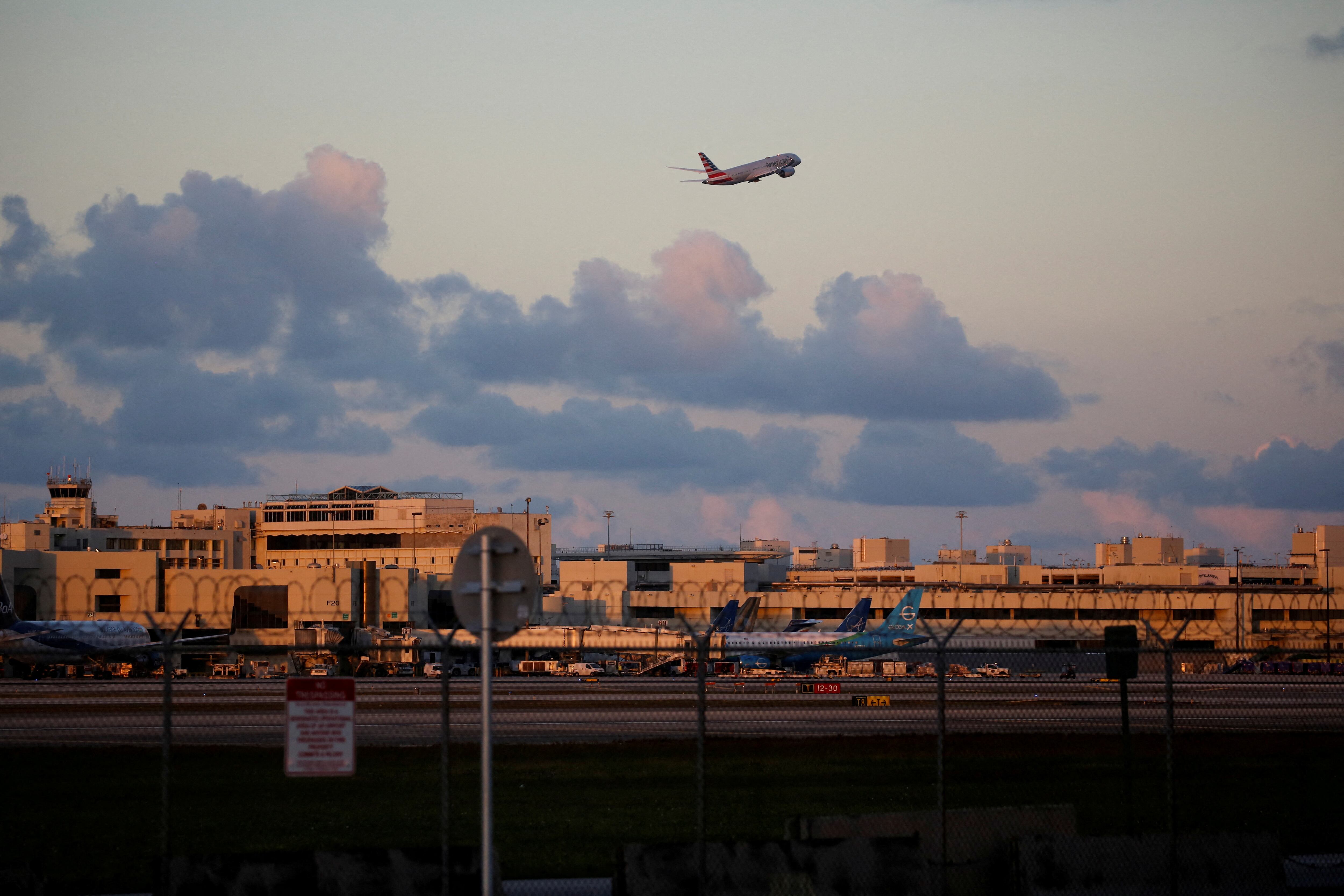 Un vuelo de American Airlines despega en el aeropuerto internacional de Miami (REUTERS/Marco Bello/File Photo)