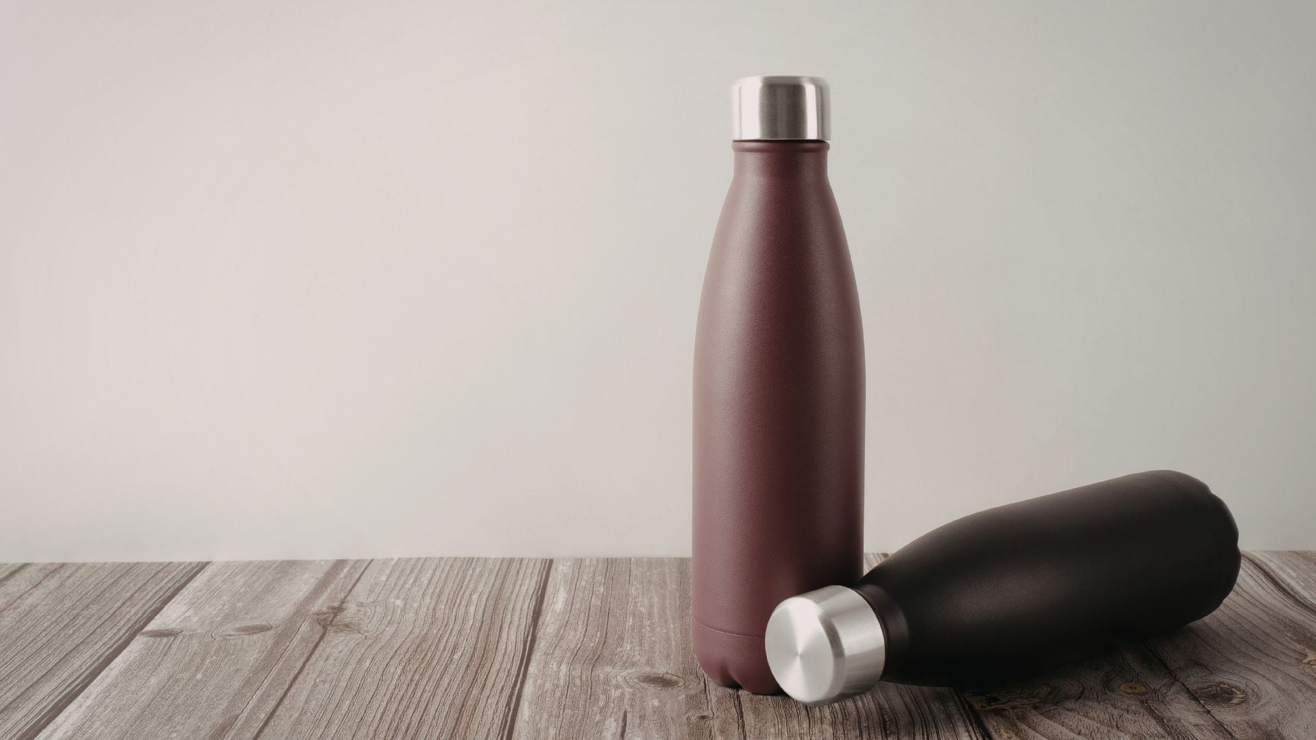 Llevar una botella reutilizable, programar recordatorios y tomar agua con cada comida son estrategias eficaces para mantener una hidratación adecuada (Canva)