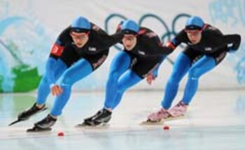 The US team compete in the women's 2010 Winter Olympics team pursuit speedskating quarterfinals at the Olympic Oval in Richmond, outside Vancouver, on February 26, 2010. AFP PHOTO/Vincenzo PINTO (Photo credit should read VINCENZO PINTO/AFP/Getty Images)