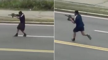 Díptico de un hombre vestido de oscuro, sosteniendo un rifle y apuntando en la primera imagen, y corriendo con el rifle en la segunda, en una carretera