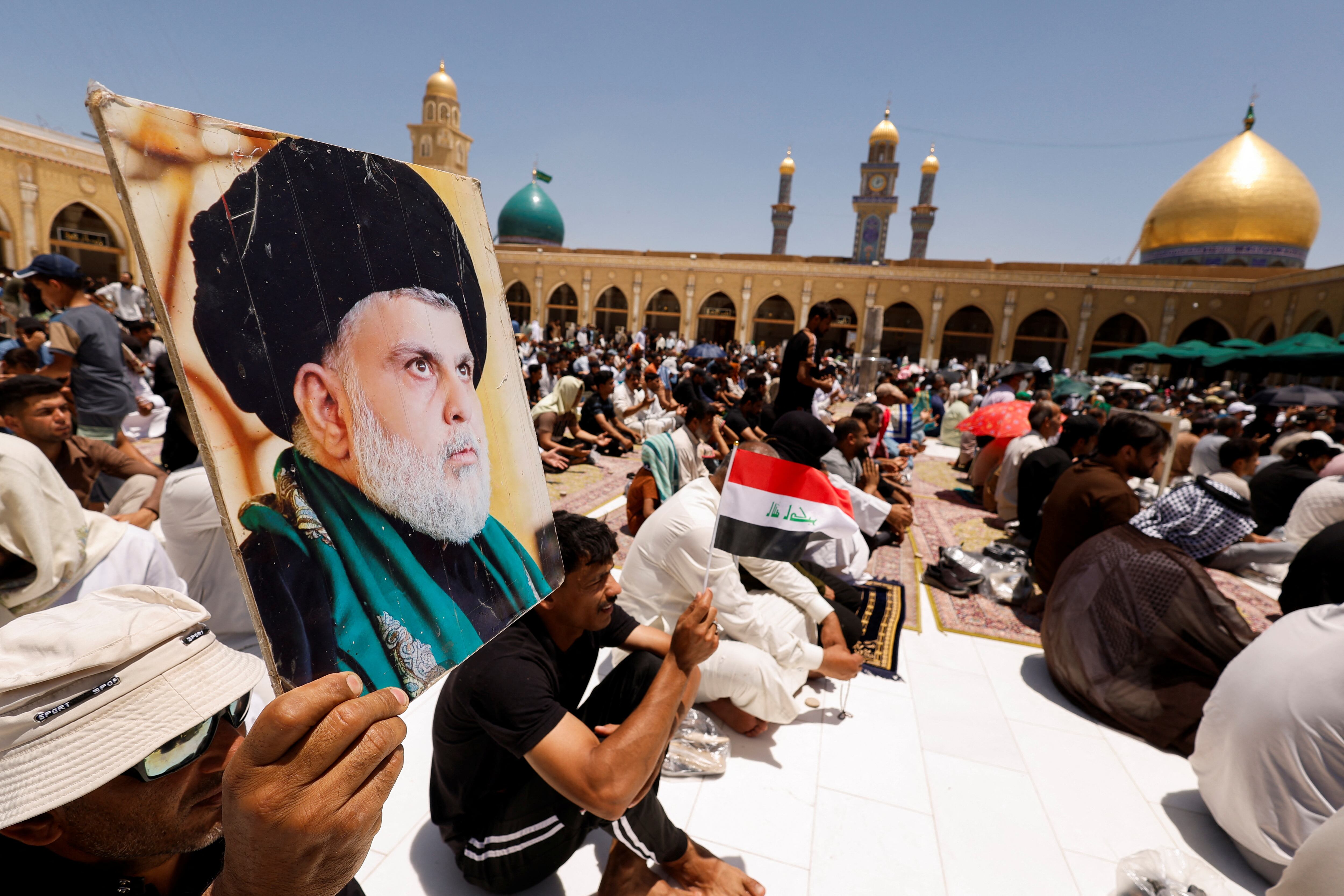 Fotografía de Moqtada al Sadr, el influyente clérigo chiita que boicoteó el proceso y pidió a sus seguidores mantenerse alejados de las urnas (REUTERS/Alaa al-Marjani)