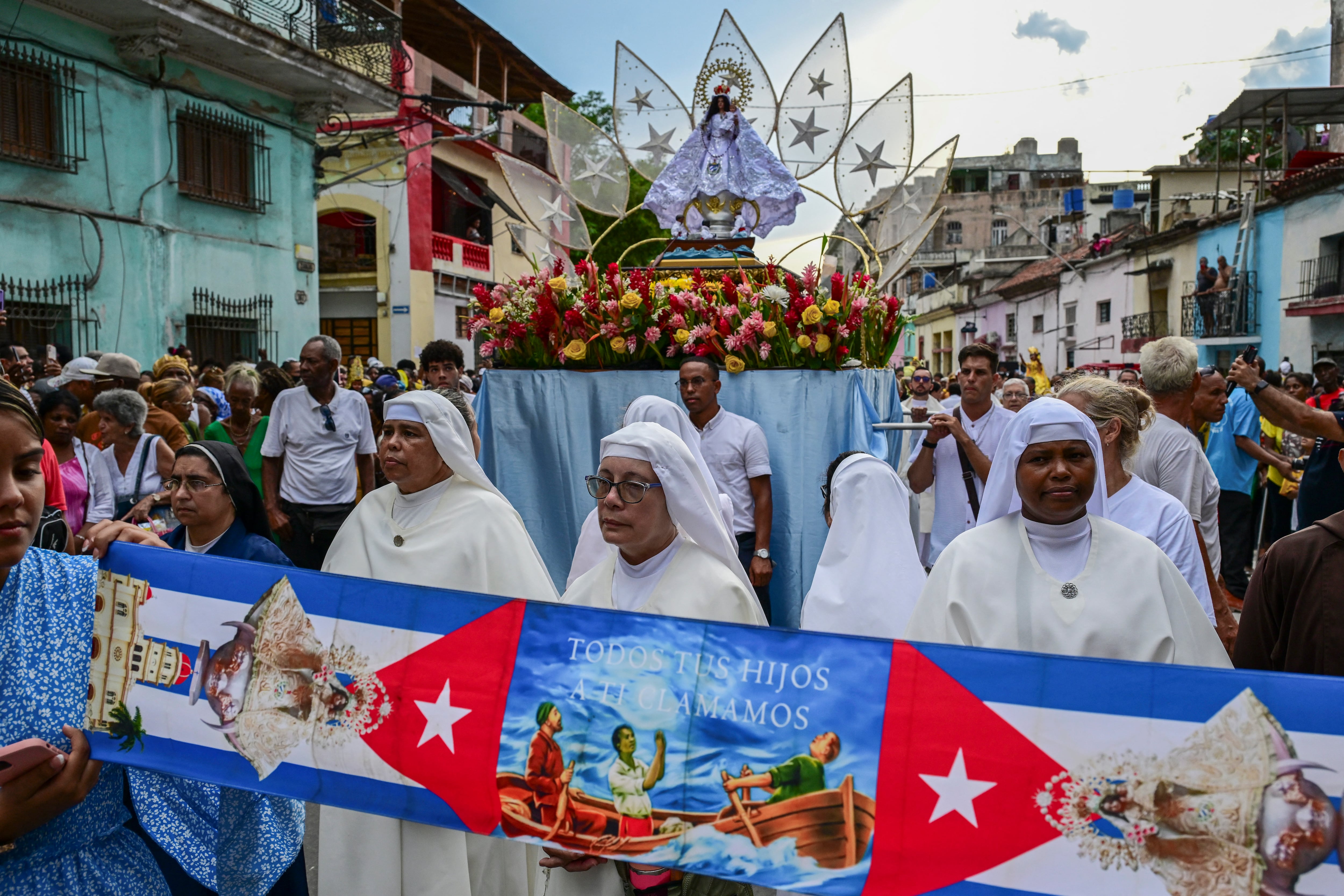Cada 8 de septiembre, La Habana celebra el Día de Oshún, donde veneran a la Virgen de la Caridad, la patrona de Cuba. (Infobae Cuba/ YAMIL LAGE / AFP)