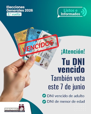 Una mano sostiene varias tarjetas de identificación DNI peruanas, con la palabra 'VENCIDOS' estampada en rojo sobre ellas, contra un fondo azul